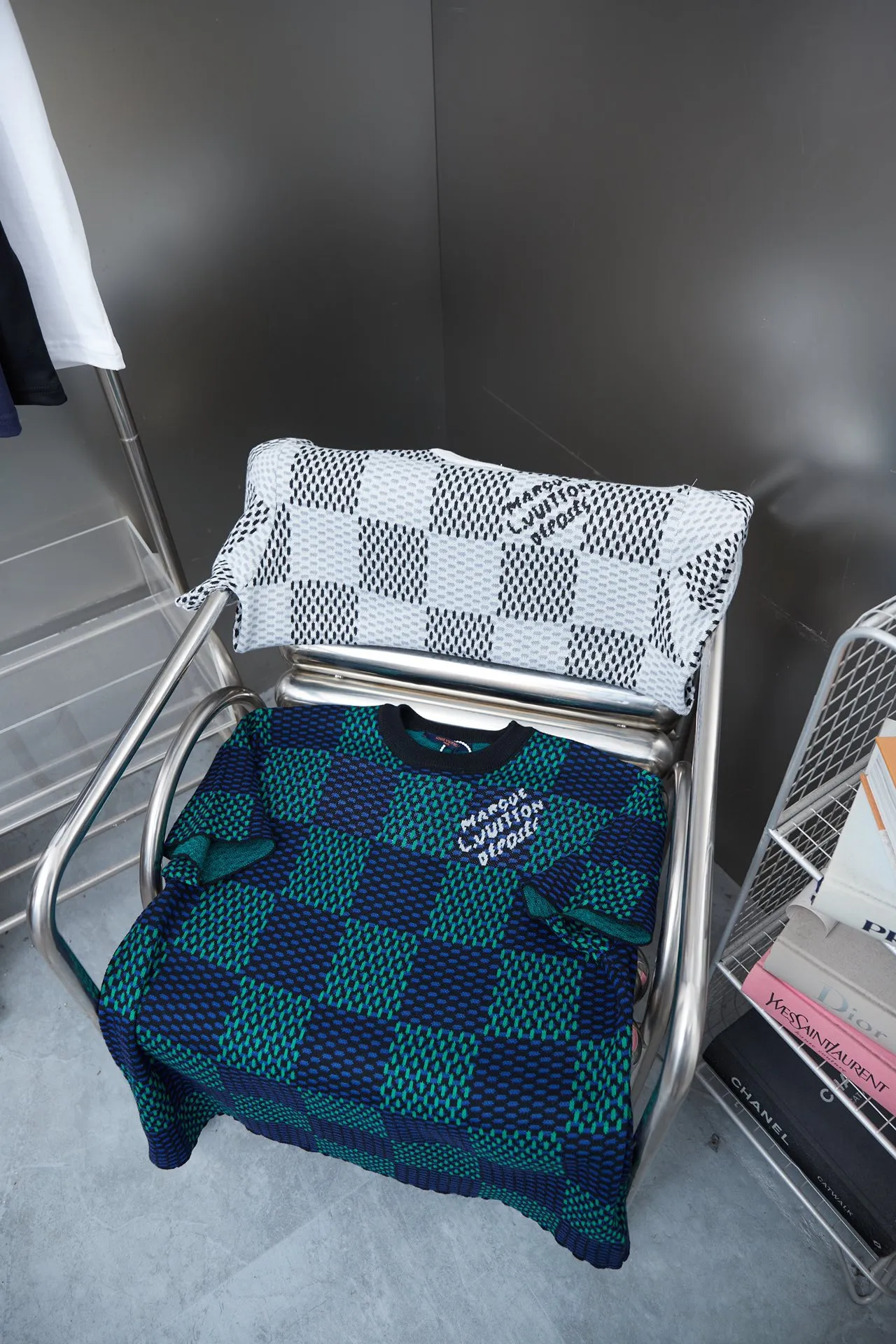 🅿️200 Louis LV 25ss spring and summer new style Checkerboard knitted short-sleeve Light luxury essential item for daily commuting for men and women Correct version Welcome to compare Detailed features · Made of high-viscosity cotton wool, with high count cotton added, dry and avoid stuffiness · Made of jacquard woven sheets imported from Germany, woven with Lv Monogram plaid intarsia, paired with knitting of the same style and color, presenting a unique three-dimensional texture · Double-needle sewing and cross-seam technology · Original main mark, washed tag, brand moisture-proof paper packaging Color: blue/grey Size: S/M/L/XL